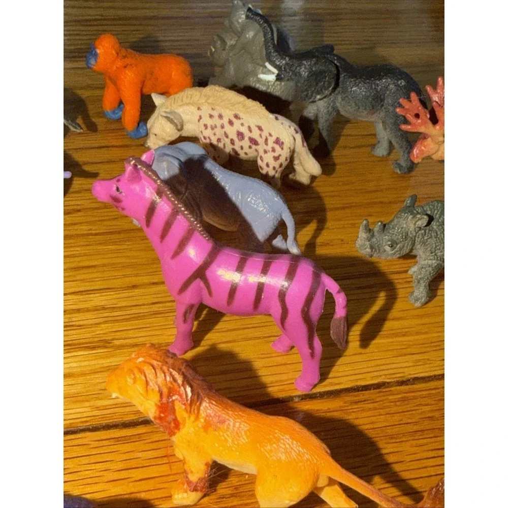 Lot Of Small Plastic Safari Zoo Wildlife Figures 17 Total All Colors And Species